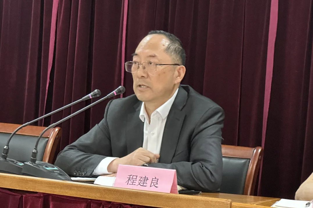长沙聚酯党在中级干部，工程和技术人员以及营销人员举行了一次会议